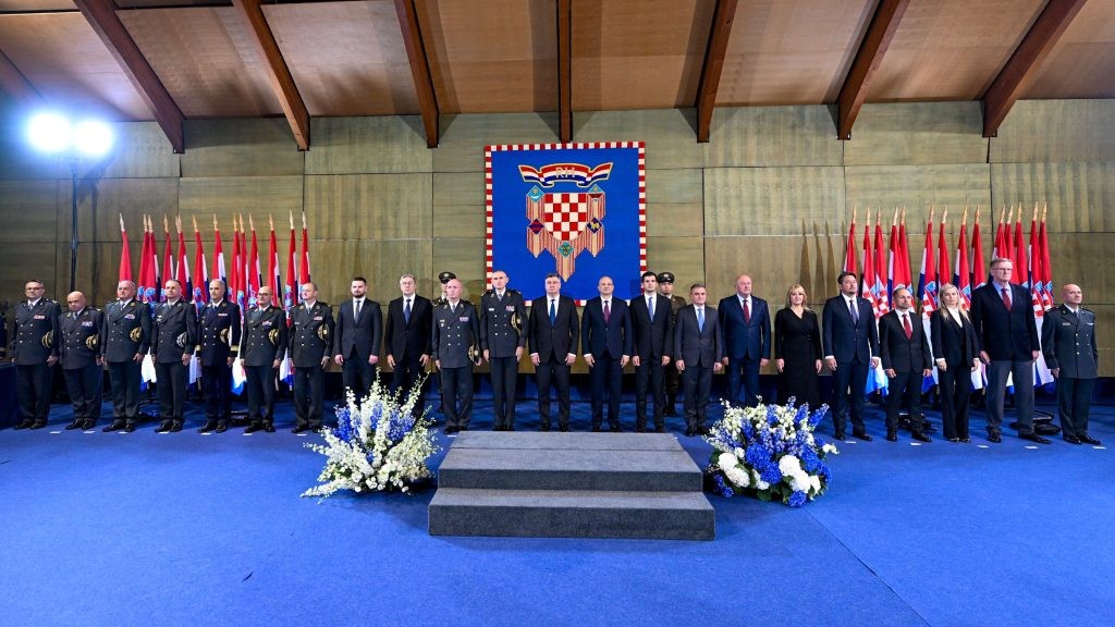 PREDSJEDNIK MILANOVIĆ ODLIKOVAO POLICIJSKE POSTAJE METKOVIĆ I PLOČE